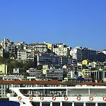 Modern Hotel *